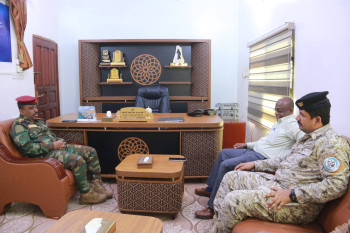 الرباكي يشيد بدور خفر السواحل في حماية ميناء المكلا ويبحث سبل تعزيز التعاون المشترك