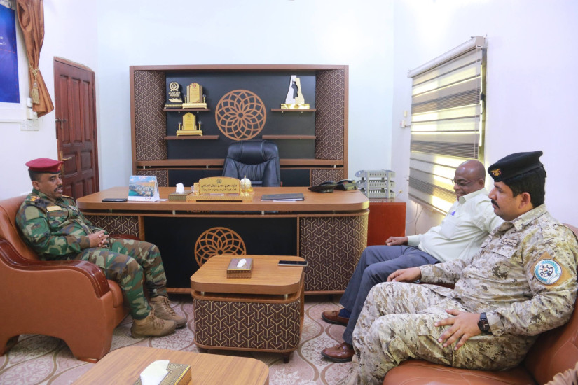 الرباكي يشيد بدور خفر السواحل في حماية ميناء المكلا ويبحث سبل تعزيز التعاون المشترك