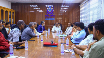 الرباكي يترأس اجتماعاً موسعاً بميناء المكلا مع الوكالات الملاحية وبحضور وفد من البنك الدولي ومصلحة الجمارك